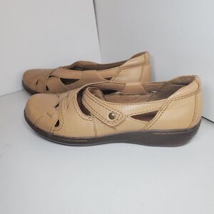 Clark's Wmns Sz 6.5 Tan Beige Leather Strappy Flat Comfort Sandals Preppy Summer